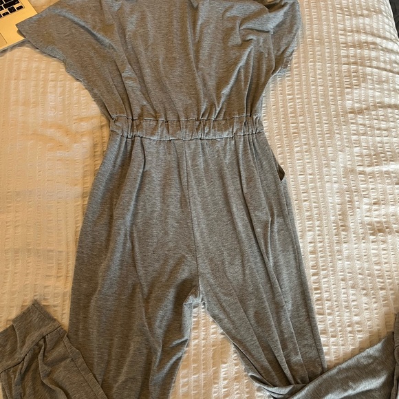 M-L Short Sleeve Long Pants Romper with Drawstring Waist in Heathered Gray. Tall - Picture 2 of 8